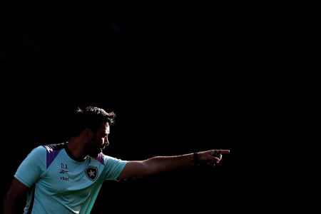 Davide Ancelotti observa atividade do Botafogo no CT Lonier