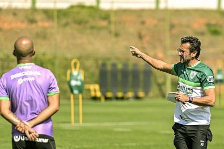 Alberto Valentim (foto) fará sua segunda partida no comando do América