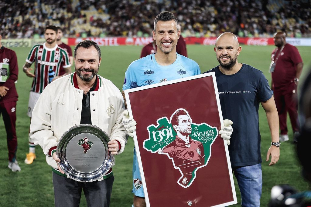 Fábio é homenageado pelo Fluminense após recorde histórico no futebol