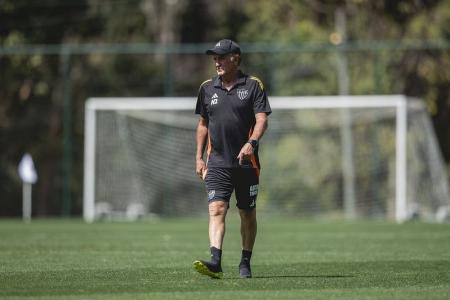 Técnico Cuca no comando do treino do Atlético na Cidade do Galo
