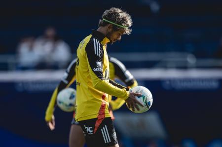 Gustavo Scarpa durante treinamento em solo argentino, antes de duelo com Godoy Cruz