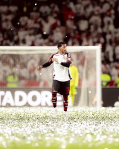 Gonzalo Plata durante a "chuva" de papel picado no Beira-Rio