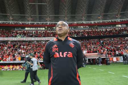 Roger Machado à beira do campo no Beira-Rio, durante a derrota do Inter para o Flamengo