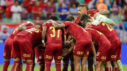 Jogadores do Bahia reunidos no gramado antes do apito inicial do jogo contra o Ceará, pelas semifinais