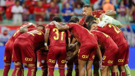 Jogadores do Bahia reunidos no gramado antes do apito inicial do jogo contra o Ceará, pelas semifinais