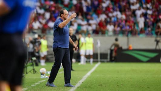 Técnico Rogério Ceni na beira do campo durante partida entre Bahia e Ceará, pela Copa do Nordeste