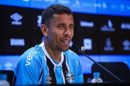 Marcos Rocha foi apresentado como novo reforço do Grêmio até o fim de 2026