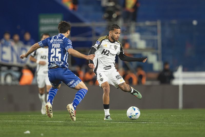 Alexsander, do Atlético, destaca rápida adaptação e abre o jogo sobre titularidade