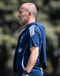 Leonardo Jardim durante treino do Cruzeiro na Toca da Raposa II em agosto de 2025