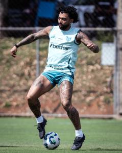 Gabigol durante treino do Cruzeiro na Toca da Raposa II em agosto de 2025