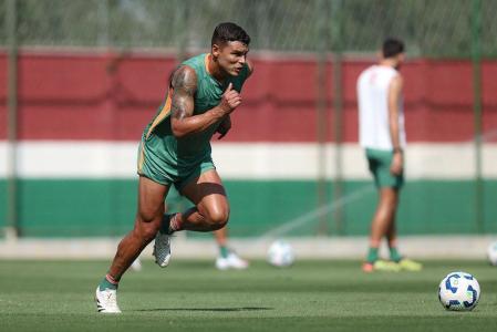 Thiago Silva treinando com os companheiros no CT Carlos Castilho