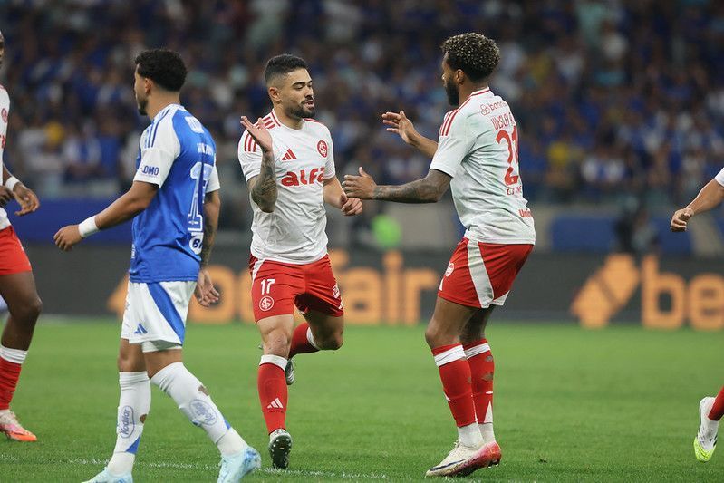 Internacional recebe proposta milionária do futebol árabe por atacante