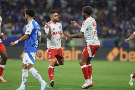 Wesley e Rodrigo Tabata em ação pelo Internacional