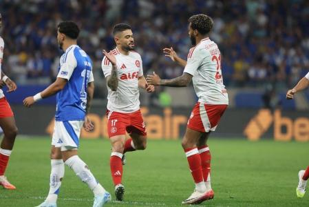 Wesley e Rodrigo Tabata em ação pelo Internacional