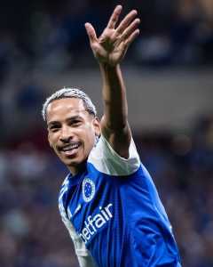 Matheus Pereira, do Cruzeiro, comemora golaço de cobertura à la Alex