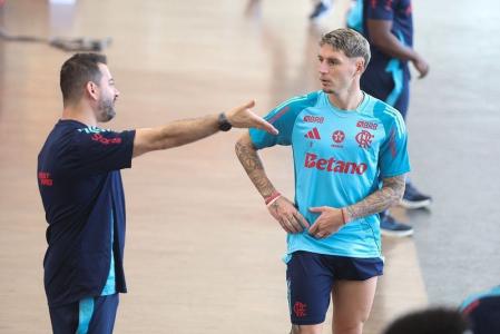 Varela durante atividade no CT do Flamengo