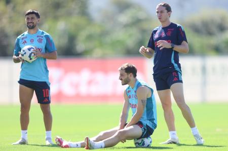 Filipe Luís durante treinamento do Flamengo