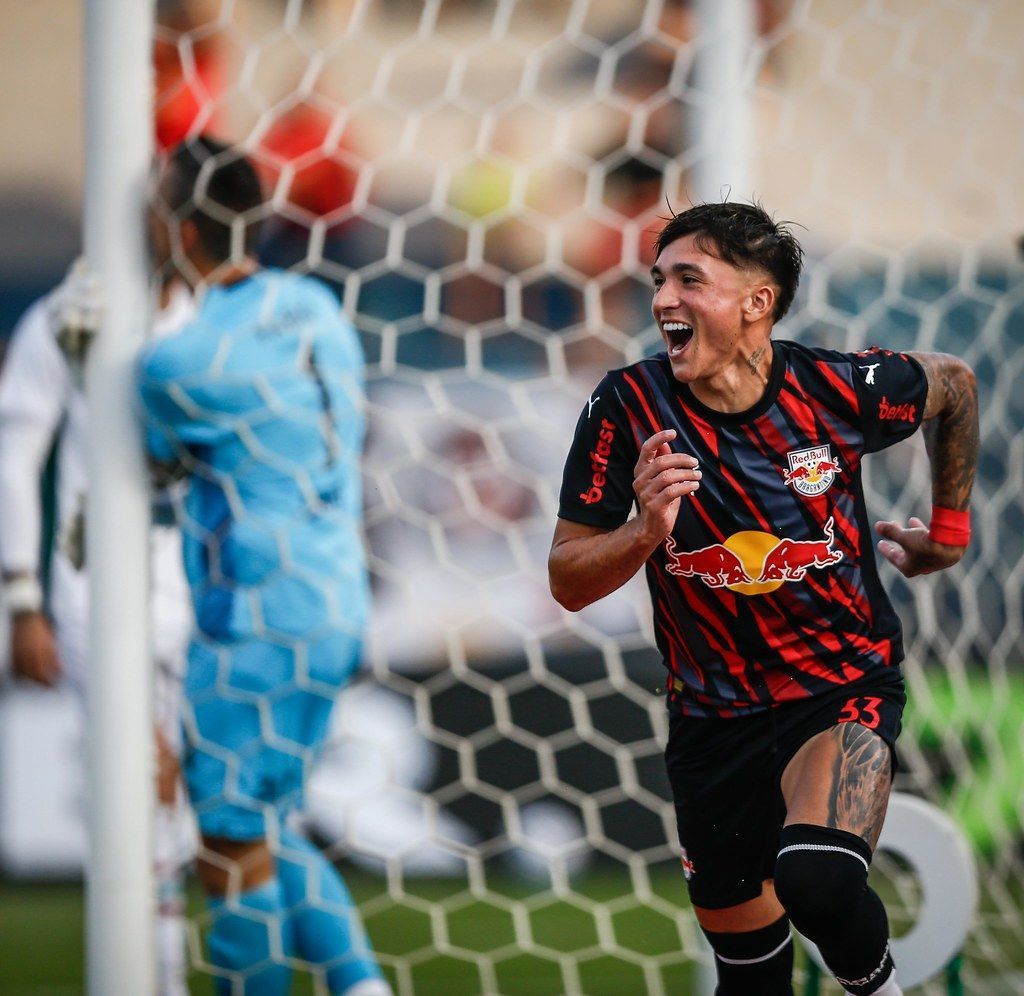 RB Bragantino encerra longo jejum e vence Fluminense pelo Brasileirão