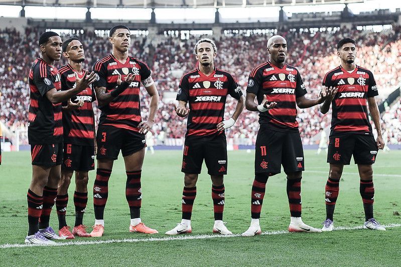 Campeão mundial bateu recorde de Vini Jr e foi ao aeroporto para deixar o Flamengo
