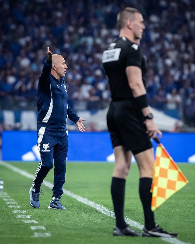Jardim faz mistério no Cruzeiro e diz que pode mexer no time para o clássico