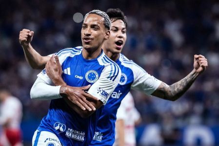 Matheus Pereira e Kaio Jorge comemoram gol do Cruzeiro no Mineirão