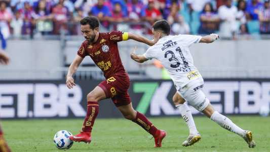 Everton Ribeiro em campo contra o Santos, pelo Campeonato Brasileiro
