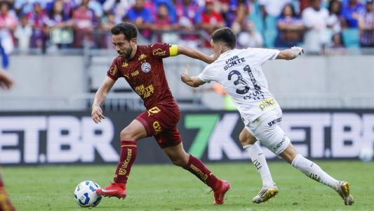 Everton Ribeiro em campo contra o Santos, pelo Campeonato Brasileiro