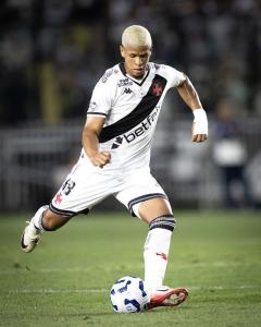 Barros pode ganhar mais espaço como titular do Vasco