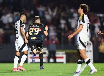 Pablo Maia comemora gol sobre o Atlético em duelo pelo Brasileiro
