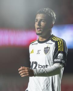 Mateus Iseppe em ação pelo Atlético
