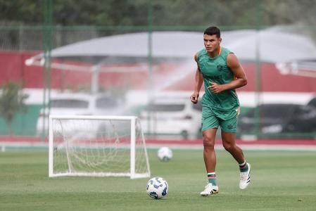 Thiago Silva está treinando com bola e com todo elenco do Fluminense