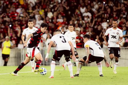 Momento em que Pedro dá 'elástico' na defesa do Vitória antes de marcar gol antológico