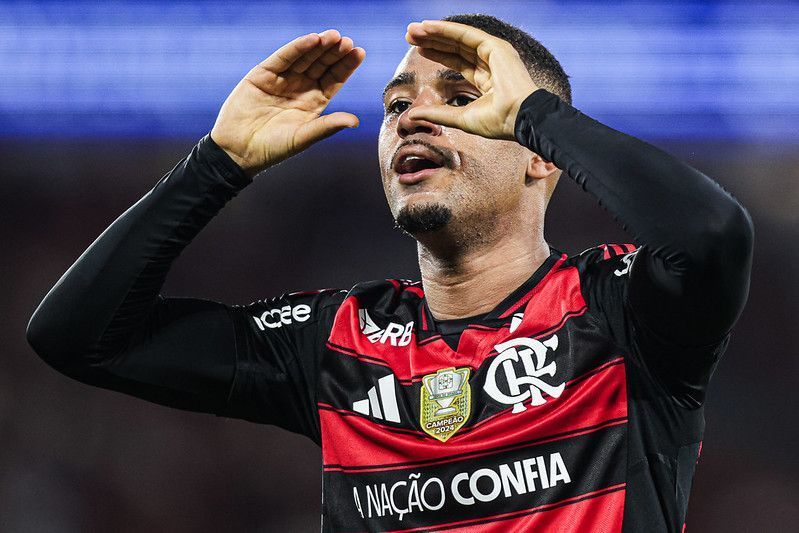 Ídolo do Palmeiras relembra polêmica com Samuel Lino e se rende ao Flamengo