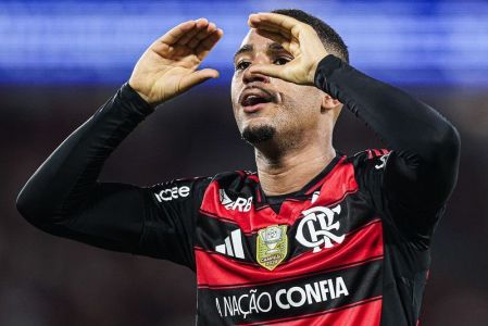 Samuel Lino comemorando gol pelo Flamengo
