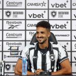 Depois de brilhar em estreia, Chris Ramos é apresentado como reforço do Botafogo