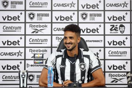 Chris Ramos é o novo "camisa 9" do Botafogo