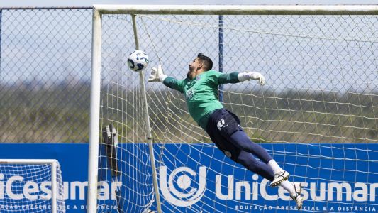 Goleiro João Paulo durante treino do Bahia