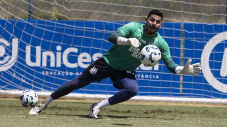 Goleiro João Paulo durante treino do Bahia