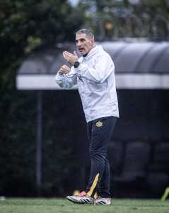 Vojvoda comandou o primeiro treino pelo Santos nesta terça-feira (26)