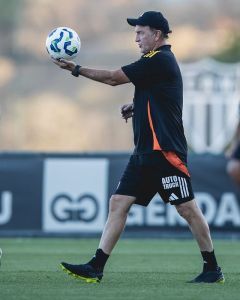 Cuca durante treino do Atlético