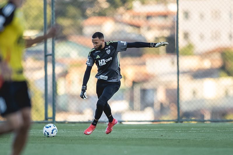 Titular do Atlético exalta Sampaoli e vê treinador como essencial para a carreira