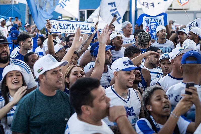 Torcedores do Cruzeiro vão à Toca em apoio ao time na véspera do clássico