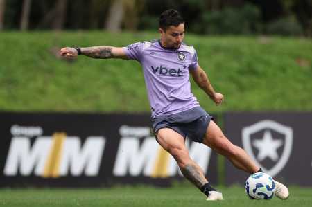 Artur em atividade do Botafogo: camisa 7 deve ser titular contra o Vasco