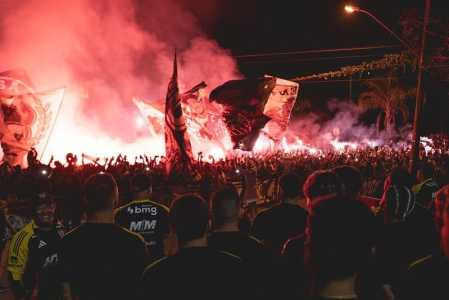 Torcedores do Atlético na porta da Cidade do Galo apoiando jogadores