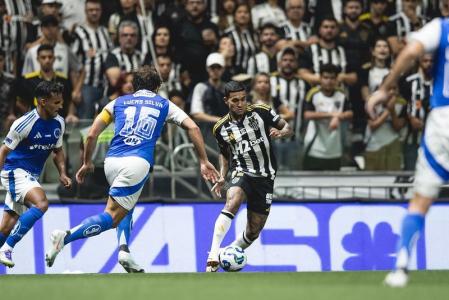 Jogadores disputam bola no clássico entre Atlético e Cruzeiro, pela Copa do Brasil