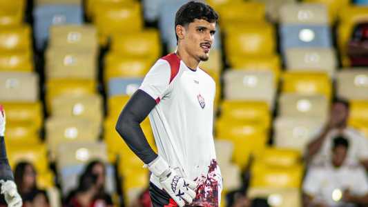 Goleiro Alexandre Fintelman durante aquecimento do Vitória para partida contra o Flamengo
