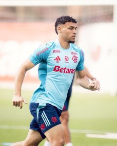 Victor Hugo, meia do Flamengo, foi emprestado ao Santos