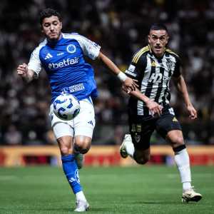 William, do Cruzeiro e Tomás Cuello, do Atlético, em jogo desta quarta-feira (27), pela Copa do Brasil
