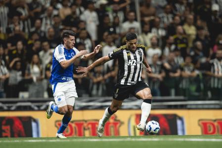 Marcado por Villalba, Hulk domina bola durante o jogo de Atlético e Cruzeiro, nesta quarta-feira (27)