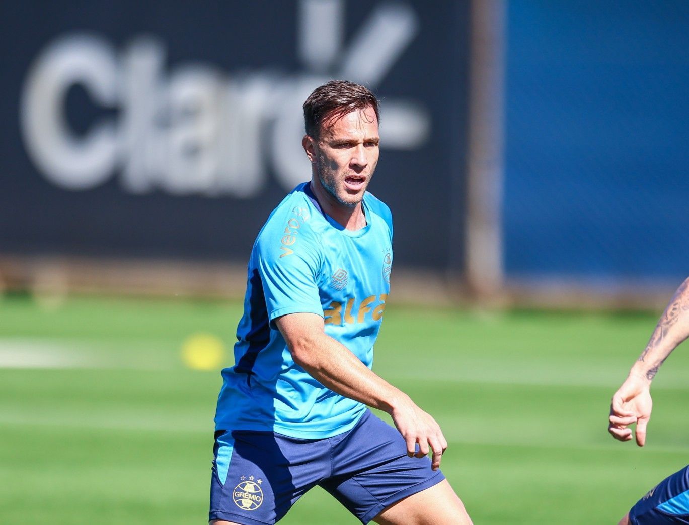 Com Arthur, Grêmio treina para encarar o Flamengo pelo Brasileirão